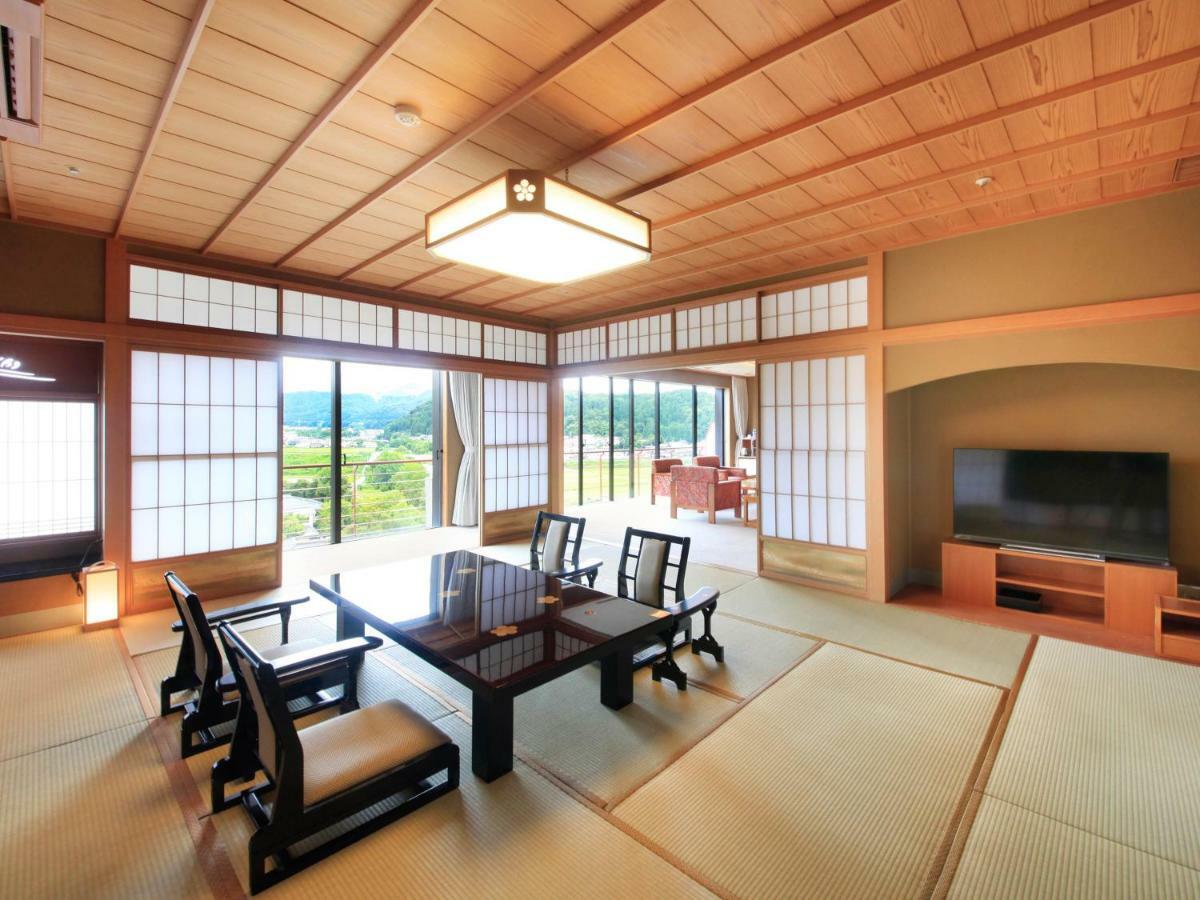 Yamashiro Onsen Miyabi No Yado Kaga Hyakumangoku Hotel Exterior foto